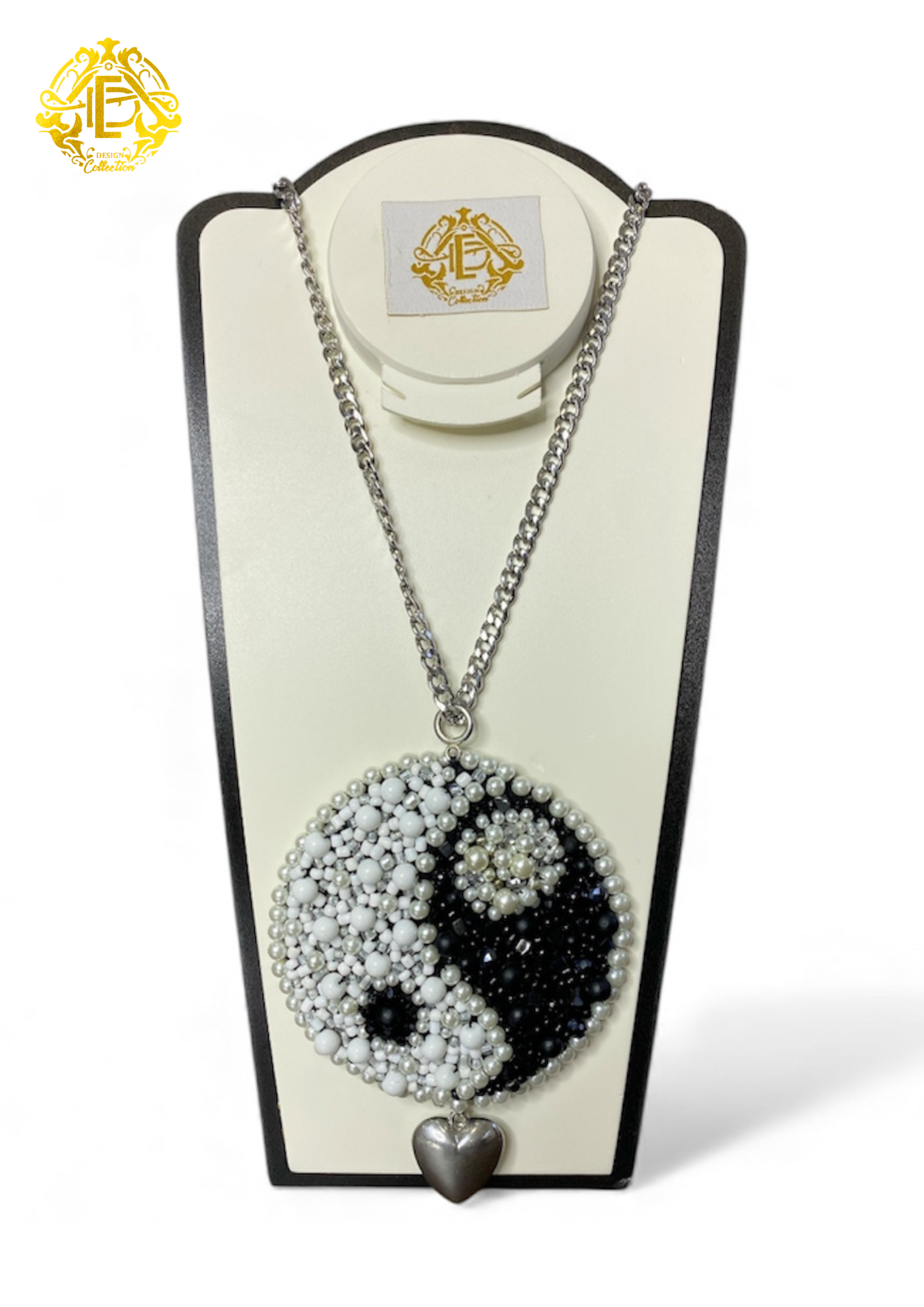 Collar blanco y negro bordado de chaquiron, perla sintética y cristal, diseño ying y yang