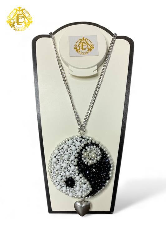 Collar blanco y negro bordado de chaquiron, perla sintética y cristal, diseño ying y yang