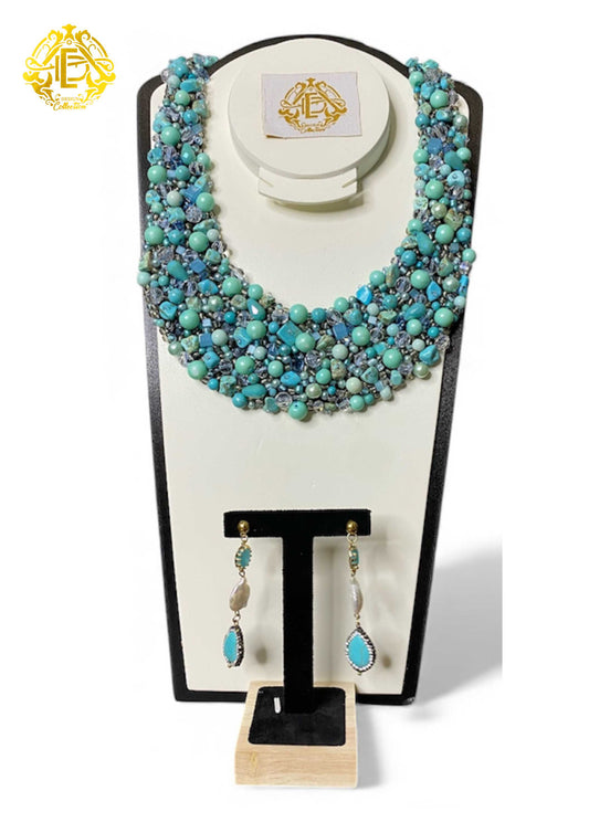 Collar azul aqua bordado de perla sintética, piedra y cristal.