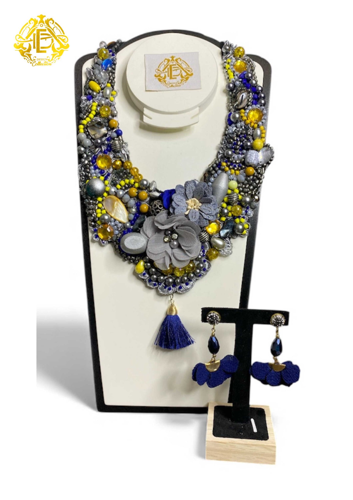Collar color azul, amarillo y plateado. bordado de chaquiron, lentejuela, perla sintetica, piedra y cristal.