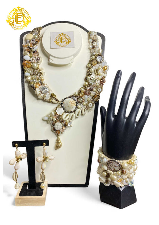 Collar color blanco con detalles dorados, diseño marino. Bordado de chaquiron, lentejuela, piedra, concha y perla sintetica.