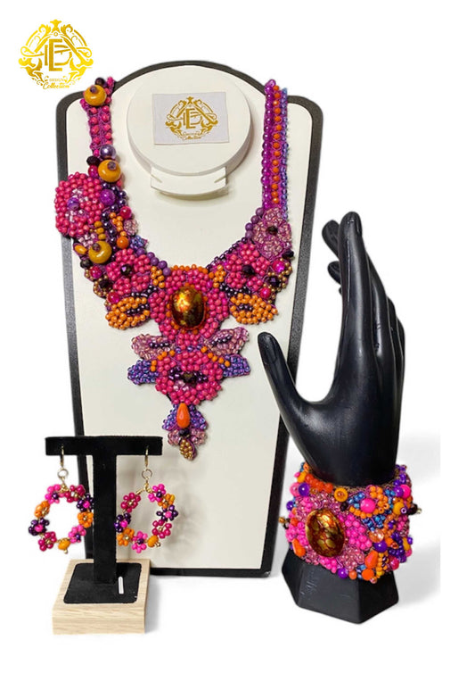 Collar color rosa y morado, bordado de chaquiron y piedra.