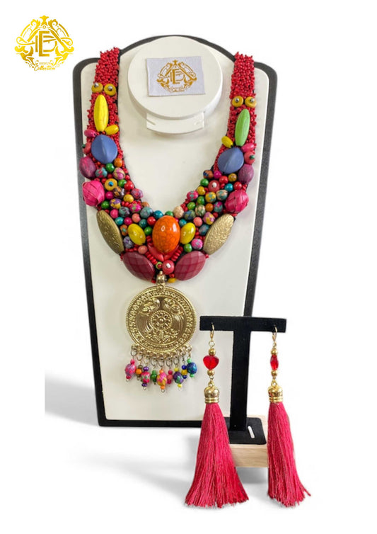 Collar color rojo bordado de dijes y cuencas de madera