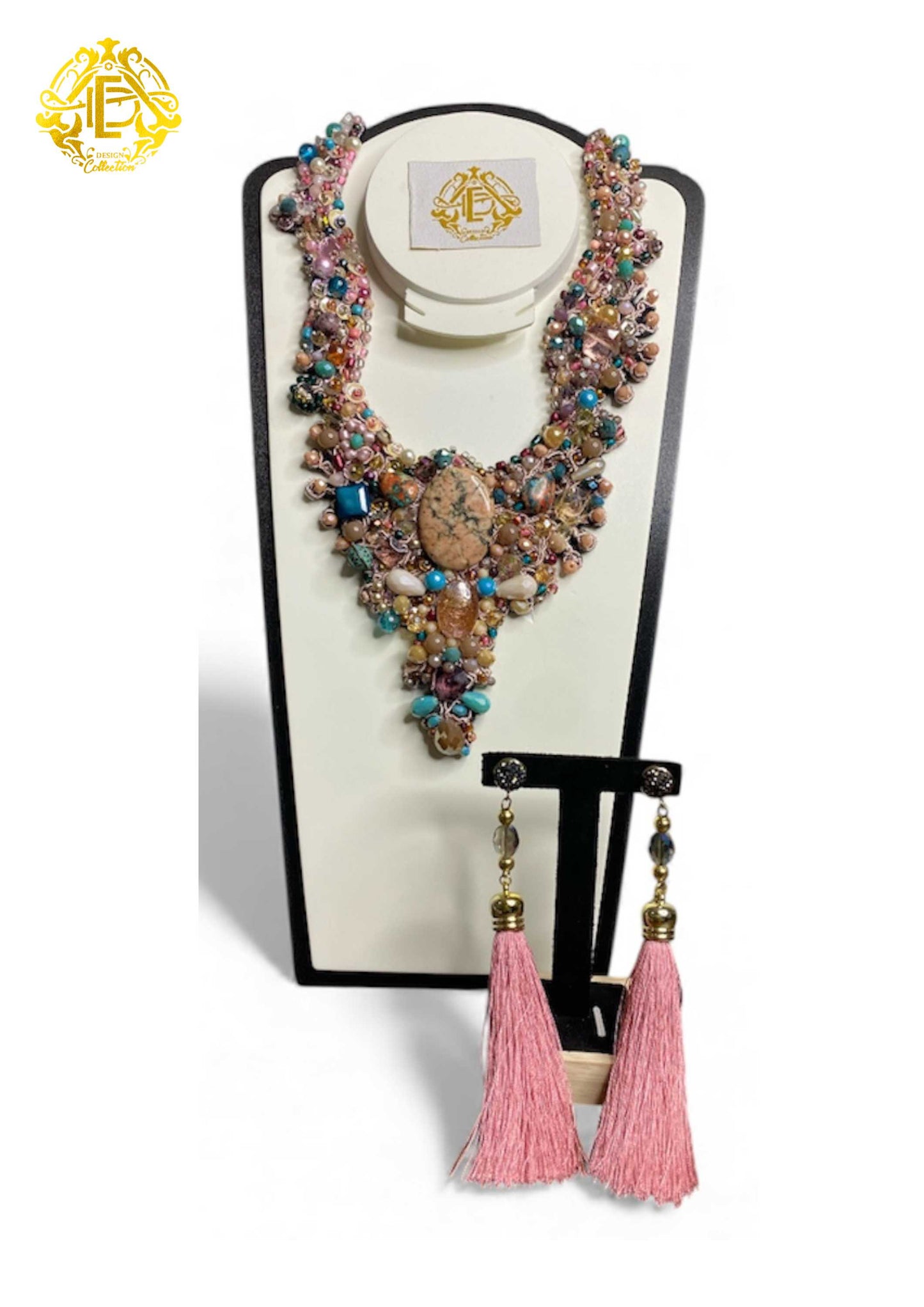 Collar color rosa pastel con detalles en azul, bordado de piedra, cristal y chaquiron.