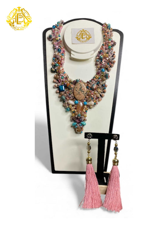 Collar color rosa pastel con detalles en azul, bordado de piedra, cristal y chaquiron.