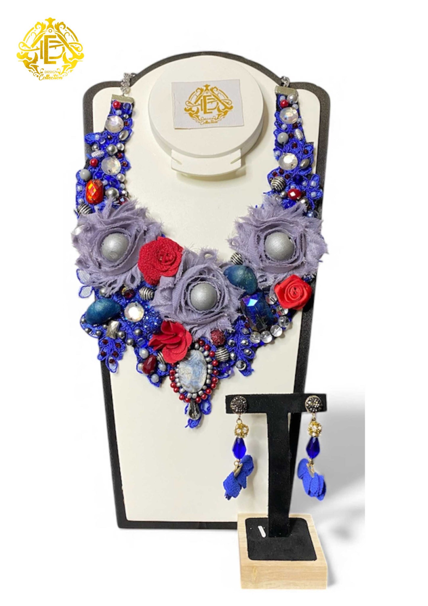 Collar color azul con detalles gris y rojo, bordado de chaquiron, cristal, piedra y perla sintetica