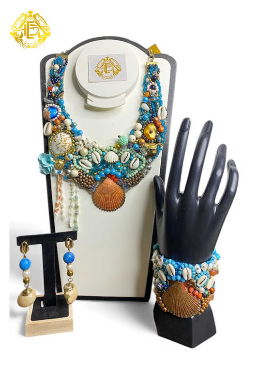 Collar azul con estilo marino, bordado de conchas, chaquiron piedra y perla sintetica.