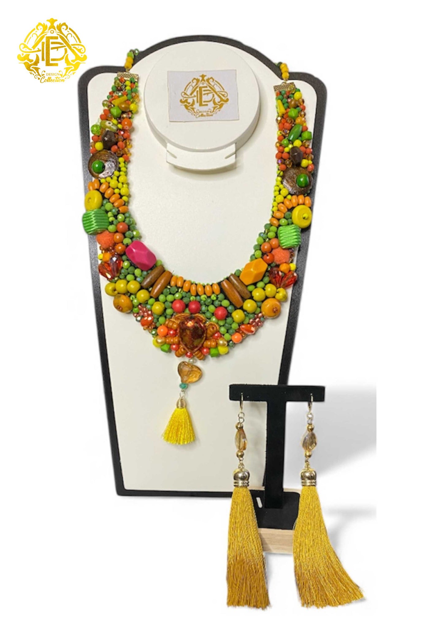 Collar color amarillo, verde, naranja bordado de perla sintética y dijes de madera.