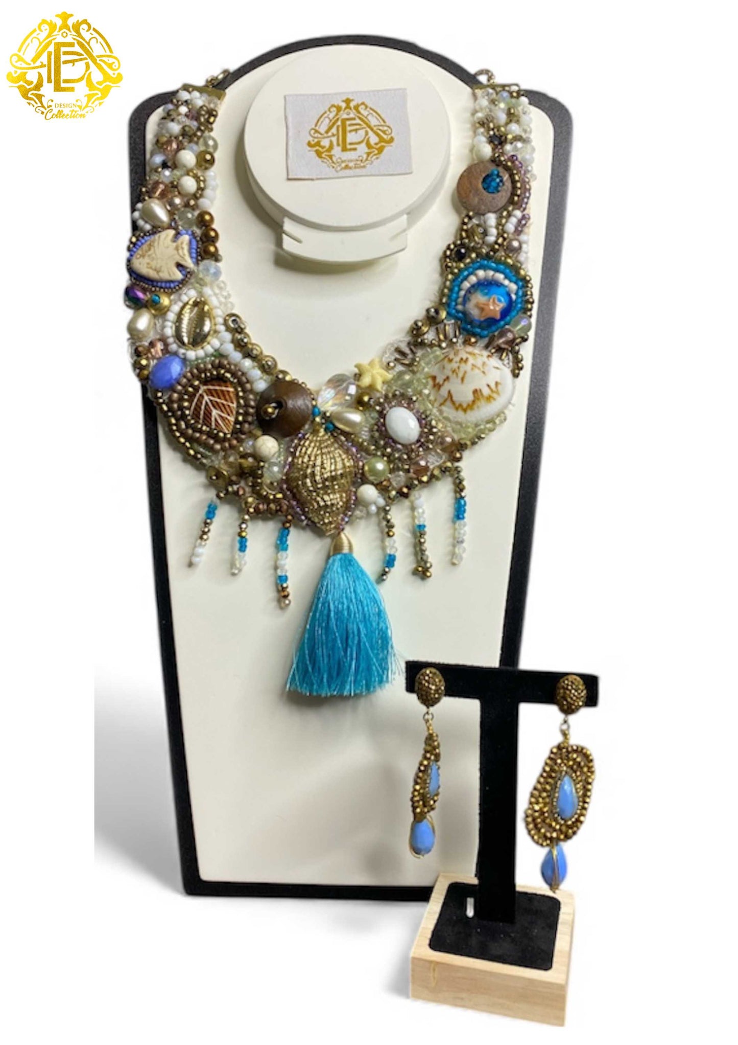 Collar color blanco y azul, bordado de chaquiron y dijes marinos.