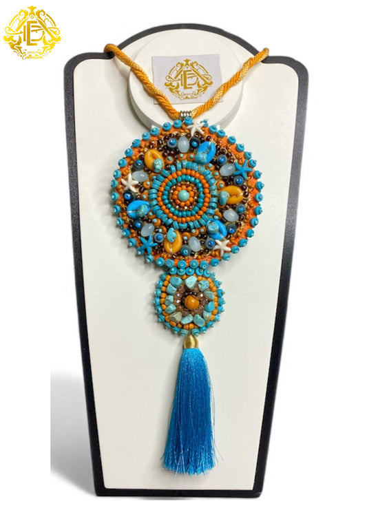 Collar color azul y naranja estilo circular bordado de chaquiron, lentejuela, piedra, cristal y estrellas.