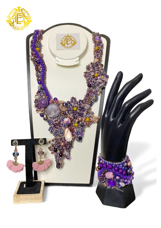 Collar color morado y rosa, bordado de chaquiron, perla sintética, piedra y cristal.