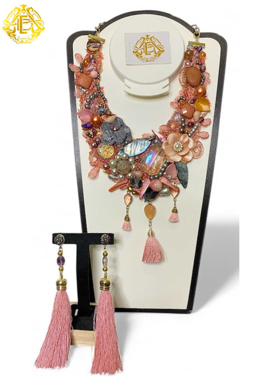 Collar color rosa y plateado, bordado de chaquiron, piedra, cristal y flor de tela.