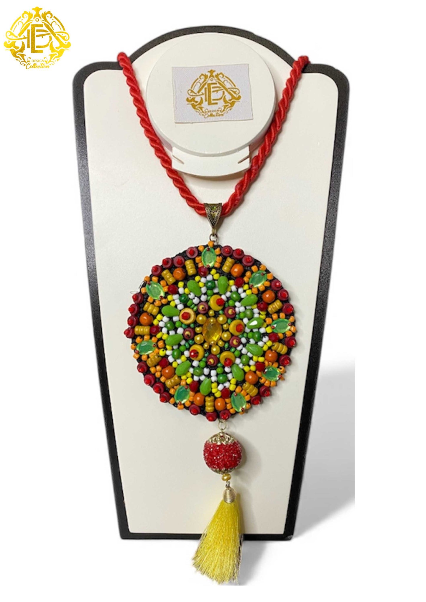 collar circular color rojo, bordado de chaquiron, lentejuela y cristal