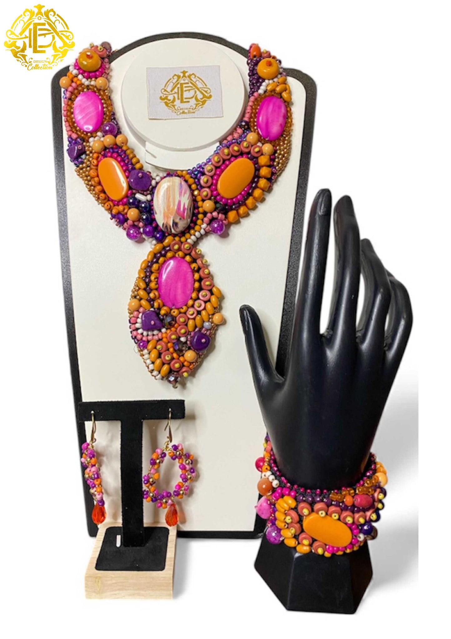Collar color morado, naranja y rosa, bordado de chaquiron, lentejuela, piedra y cristal.