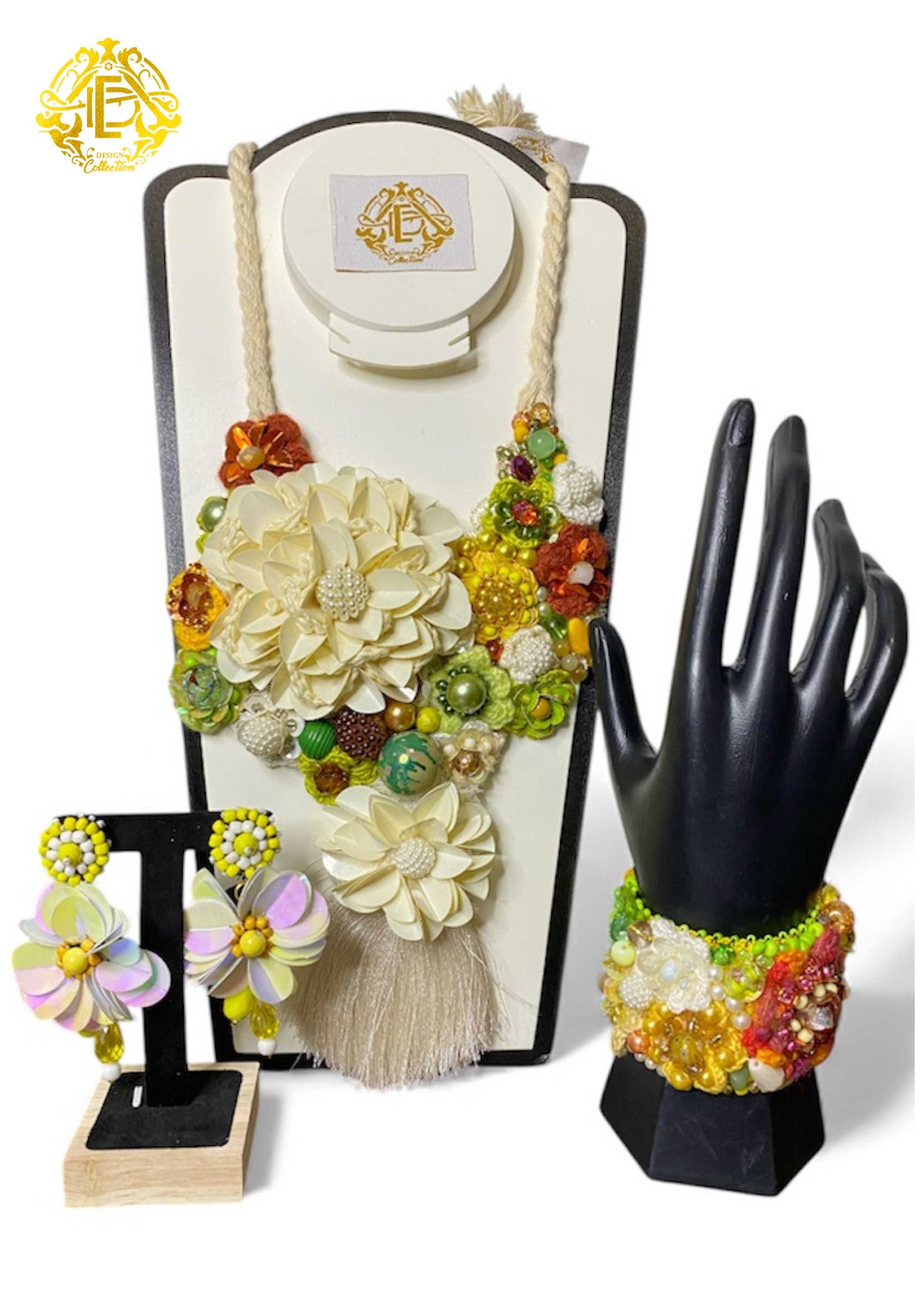 Collar color blanco, temática floral bordado de chaquiron, lentejuela y perla sintetica.
