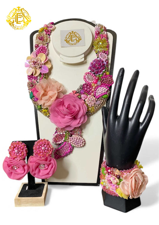 Collar color rosa estilo floral bordado de chaquiron, flores, perla sintética y cristal.