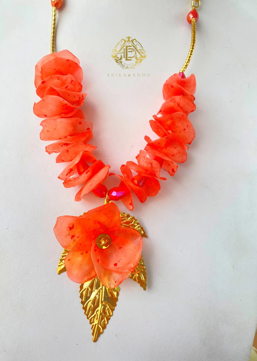 COLLAR ESCAMA DE PESCADO ROSA CON DIJE DE HOJA DORADA