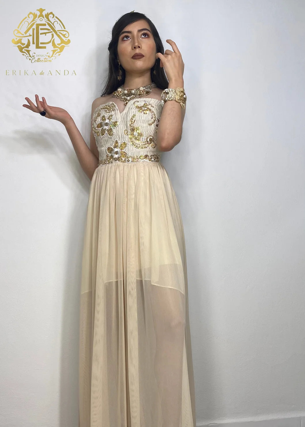 VESTIDO BEIGE-STRAPLE CORAZON BORDADO