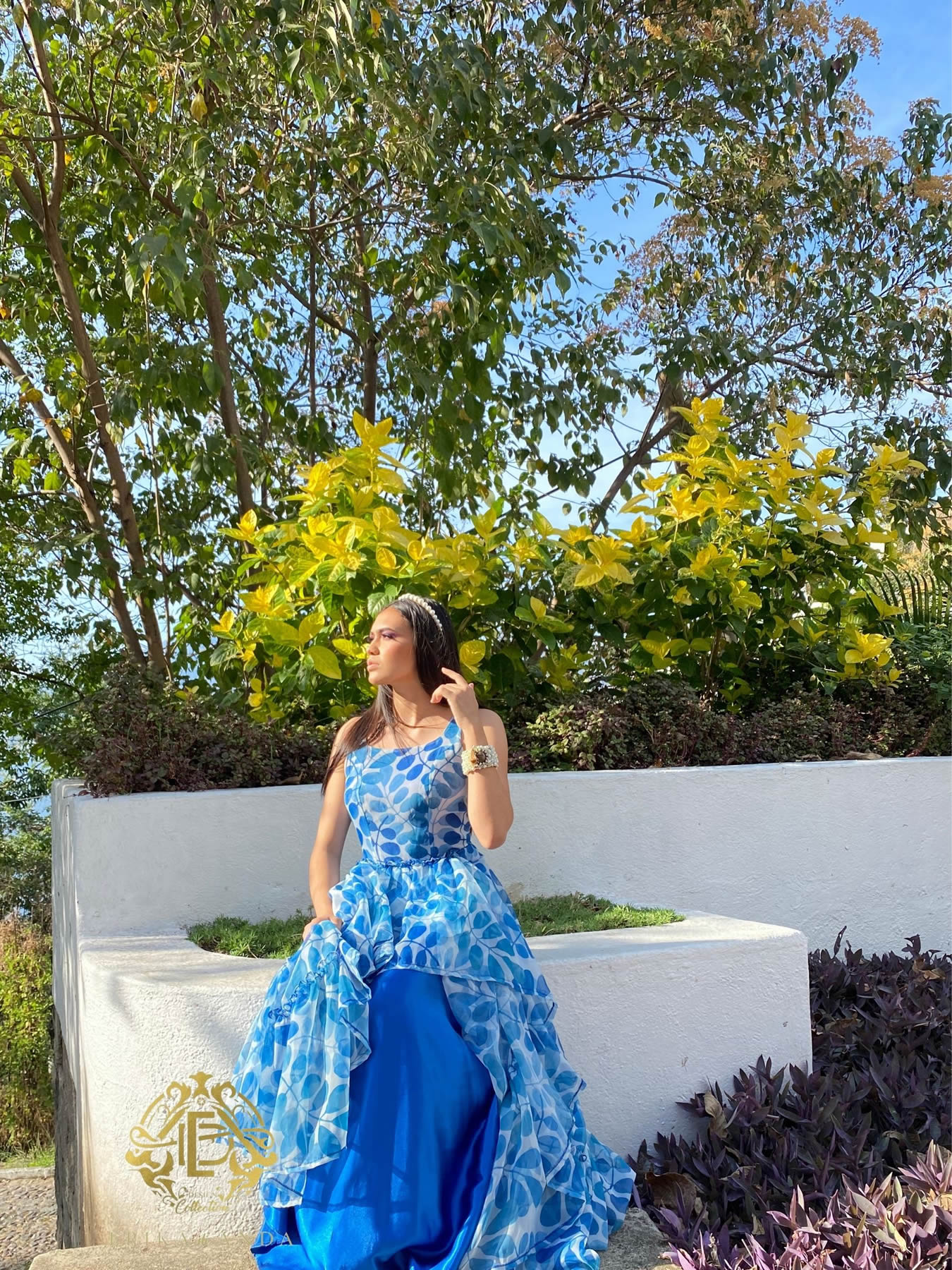 VESTIDO AZUL CON BLANCO AMPLIO