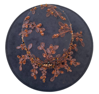 Sombrero negro con bordado en cobre