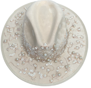 Sombrero beige con bordado de lentejuela y perla