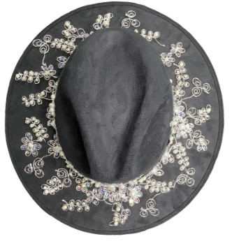 Sombrero negro con bordado plateado