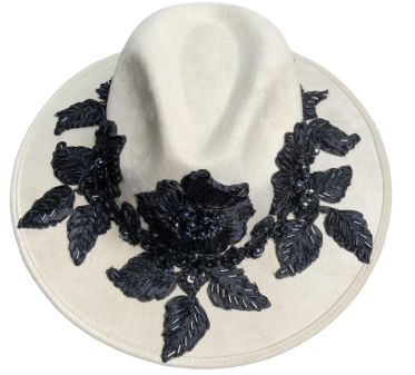 Sombrero color beige con bordado de rosa negra