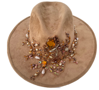 Sombrero café de ala ancha con aplicaciones artesanales