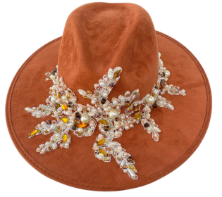 Sombrero de gamuza camel con aplicación de cristales y bordado artesanal