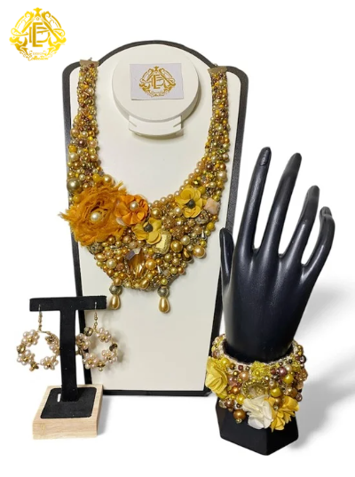 COLLAR COLOR AMARILLO BORDADO DE PERLAS SINTETICAS
