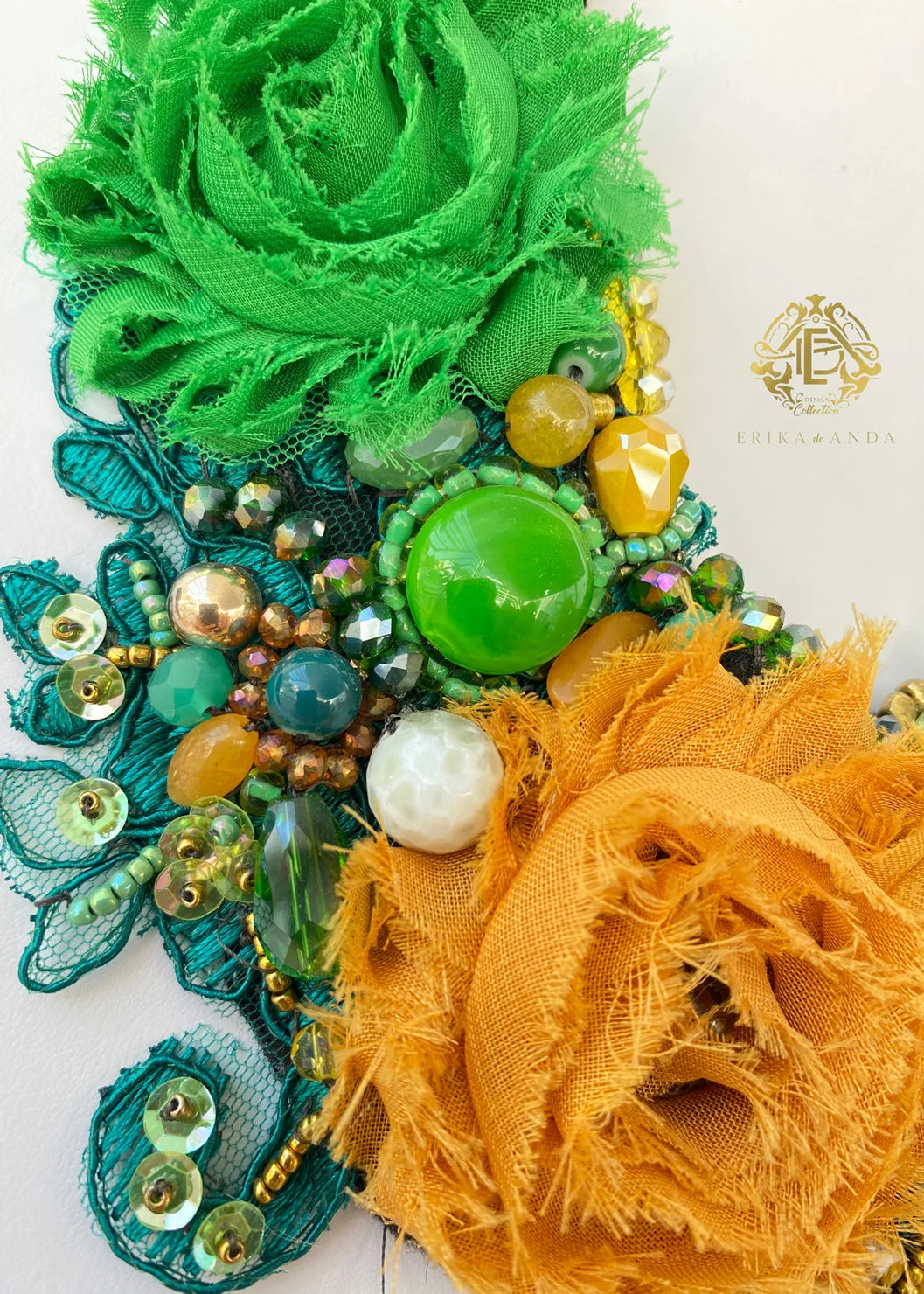 COLLAR DE FLORES DE CHIFÓN CON ARETES