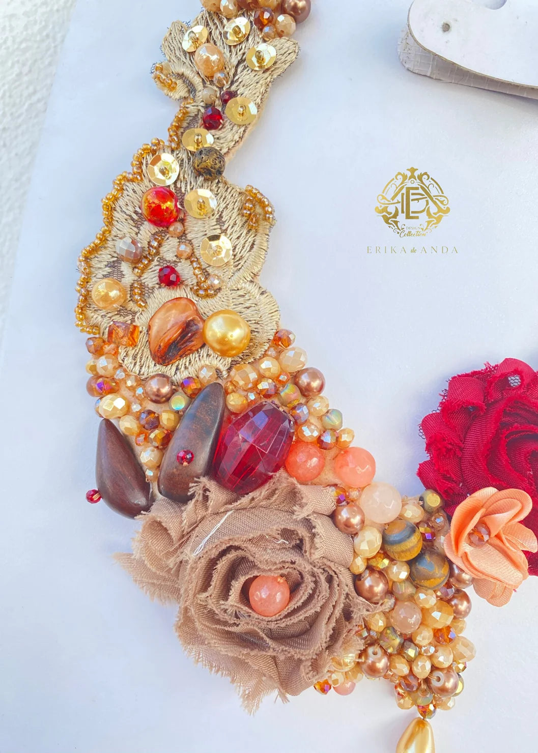 COLLAR DE FLOR DE TELA CON ARETES