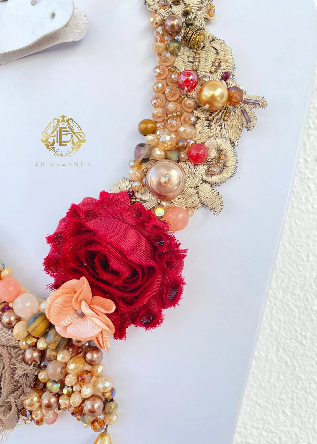 COLLAR DE FLOR DE TELA CON ARETES