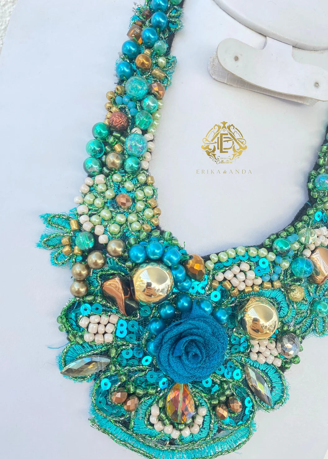COLLAR DE MOTAS DE HILO