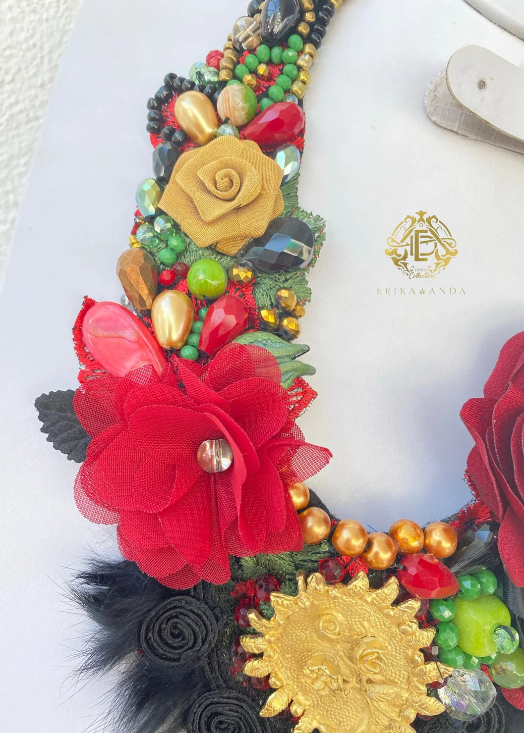 COLLAR DE FLOR Y METAL