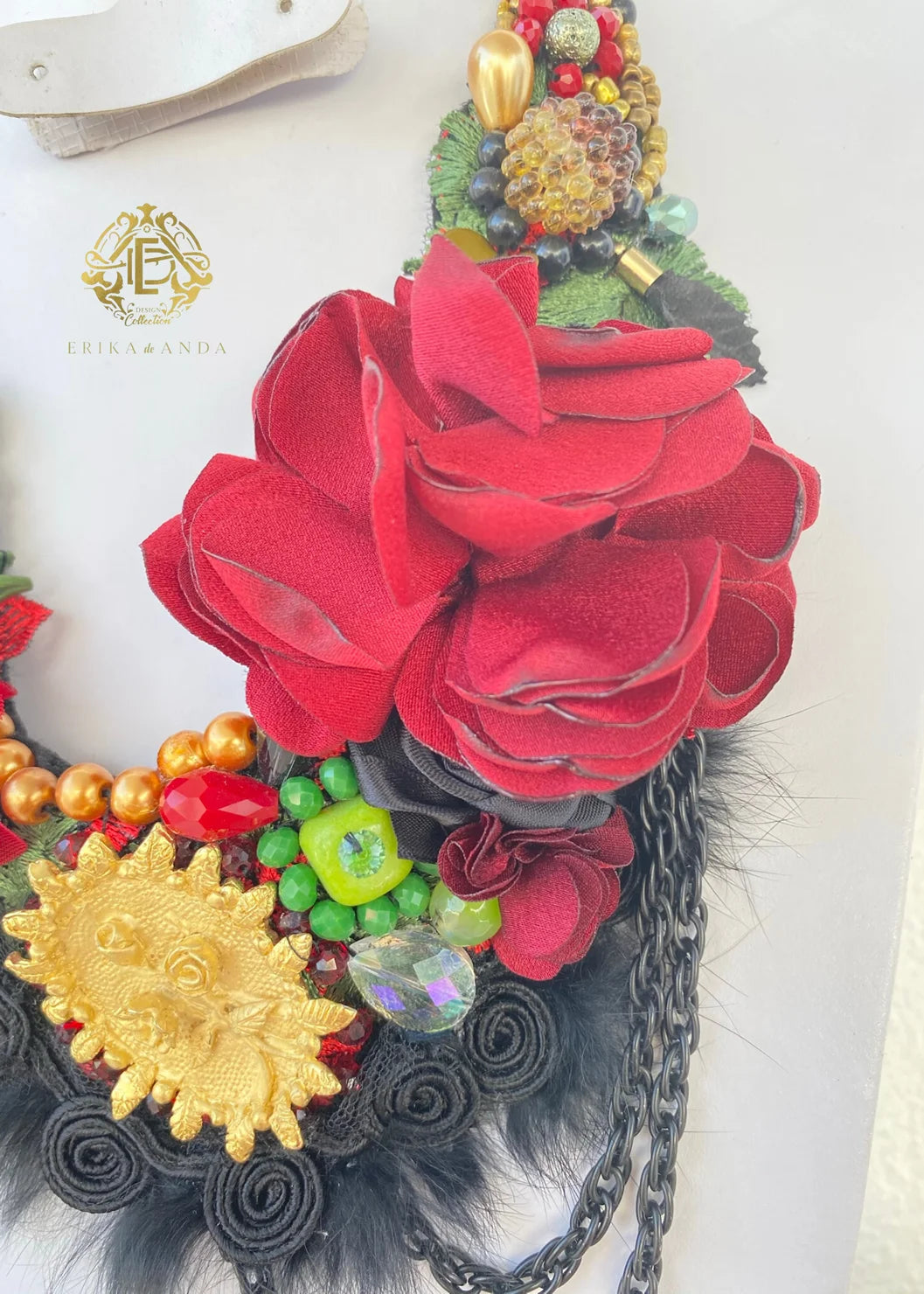 COLLAR DE FLOR Y METAL