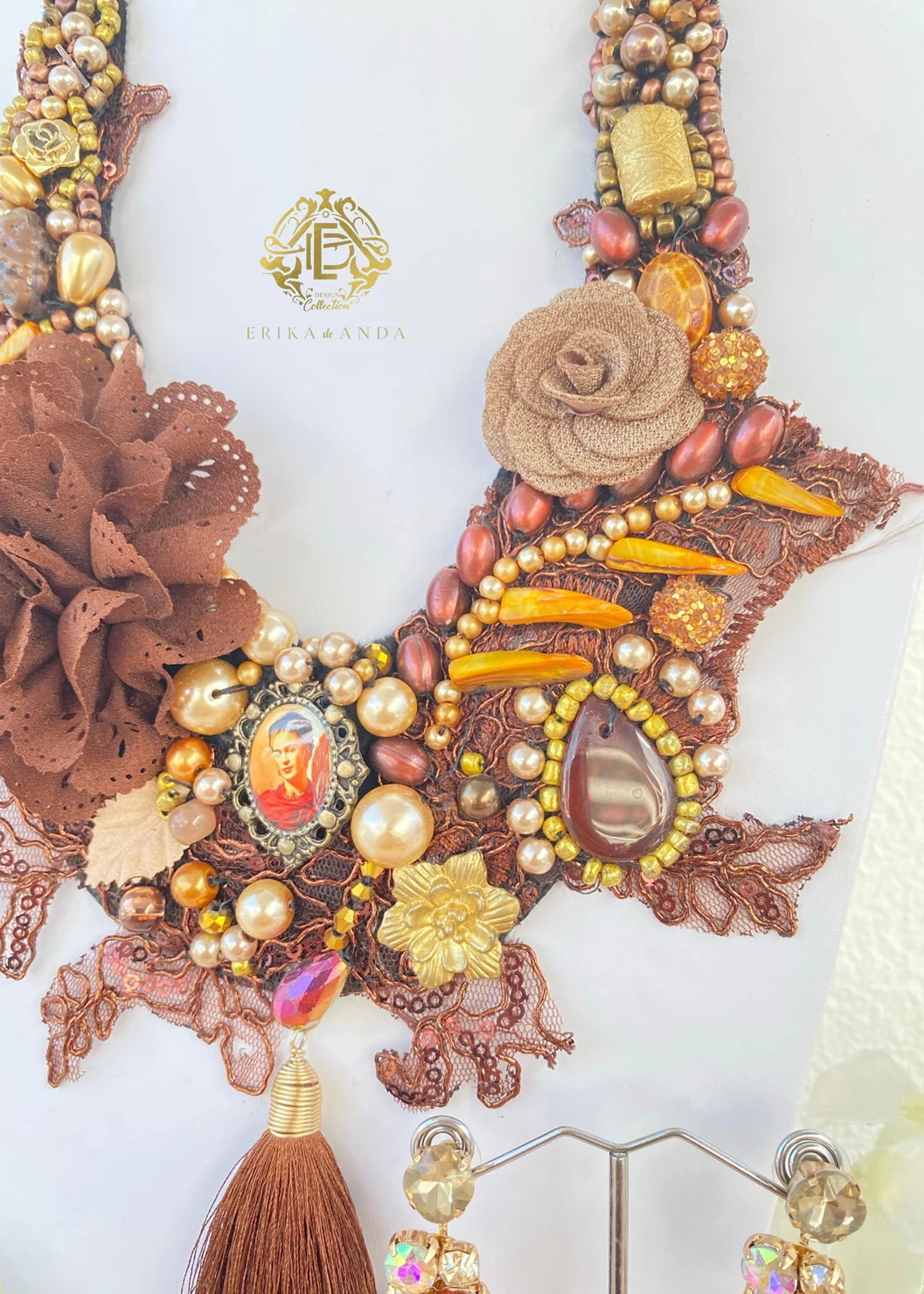 COLLAR DE FRIDA KAHLO Y FLOR DE CHIFÓN