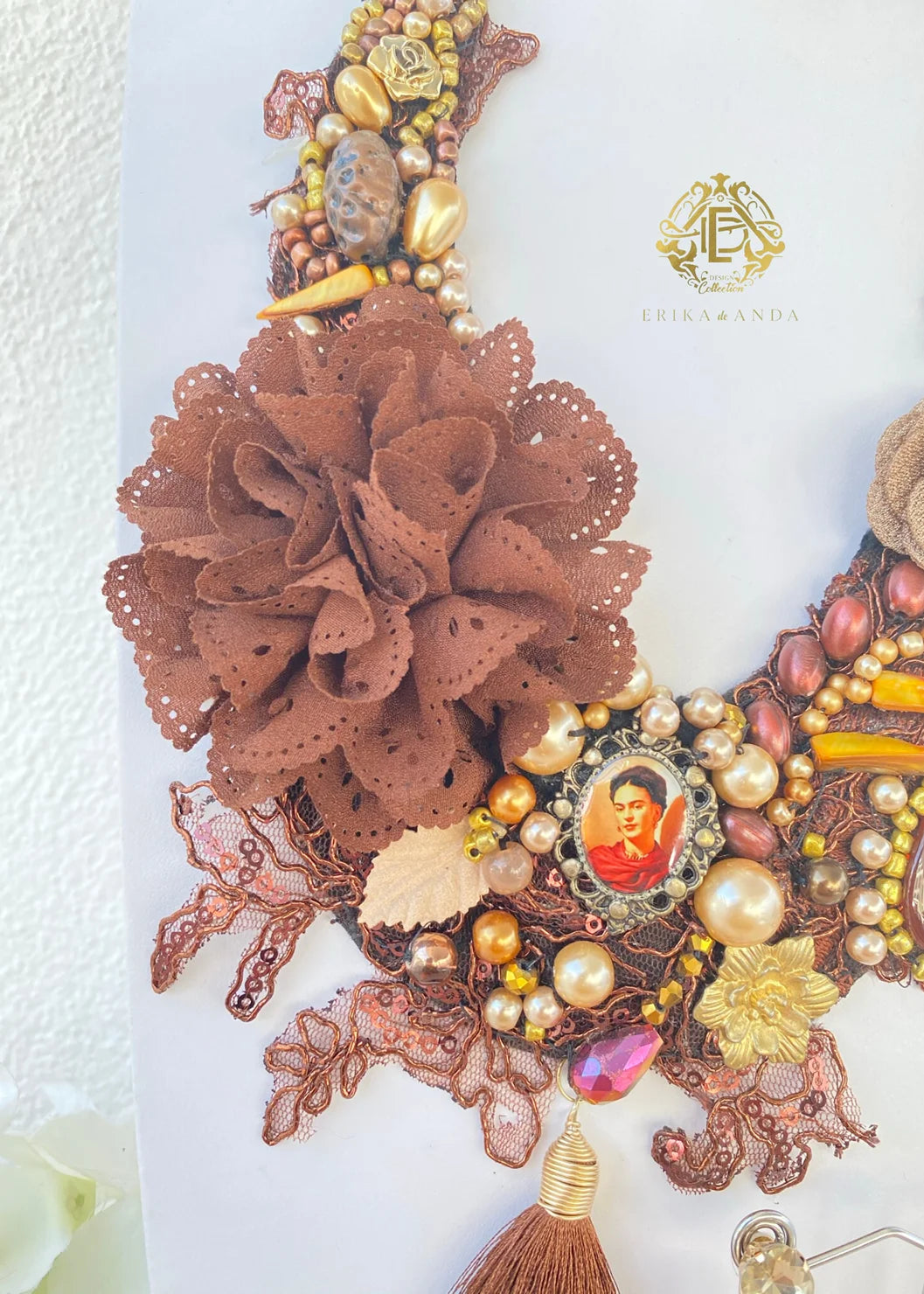 COLLAR DE FRIDA KAHLO Y FLOR DE CHIFÓN