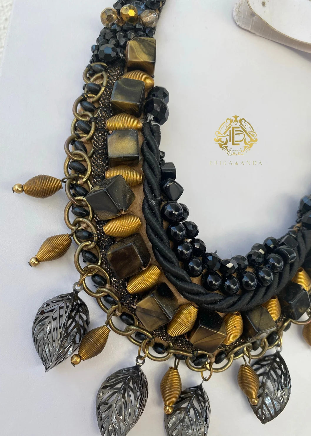 COLLAR DE FLORES DE METAL CON ARETES