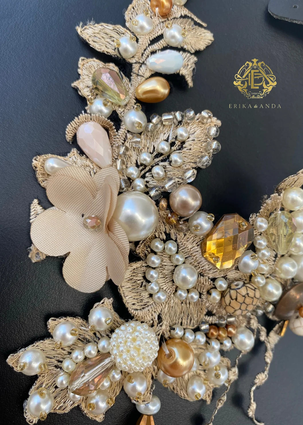 COLLAR DE PERLAS Y FLOR DE CHIFÓN CON ARETES