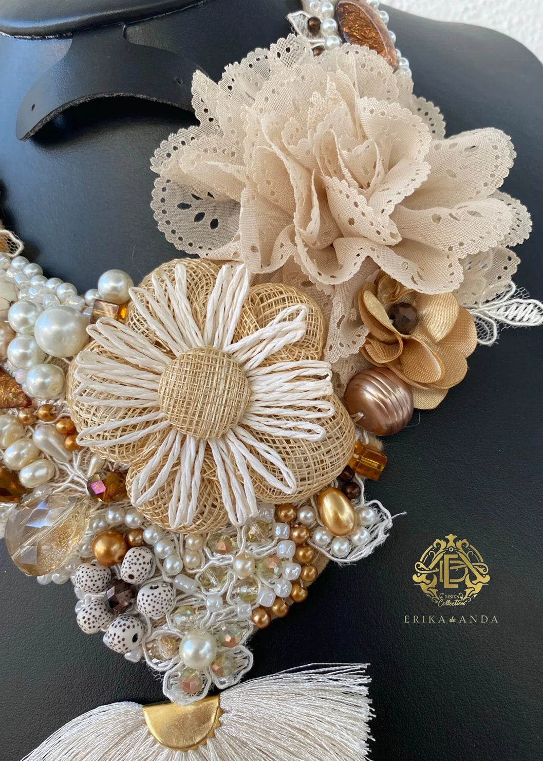 COLLAR FLOR DE CHIFÓN CON PERLAS Y ARETES