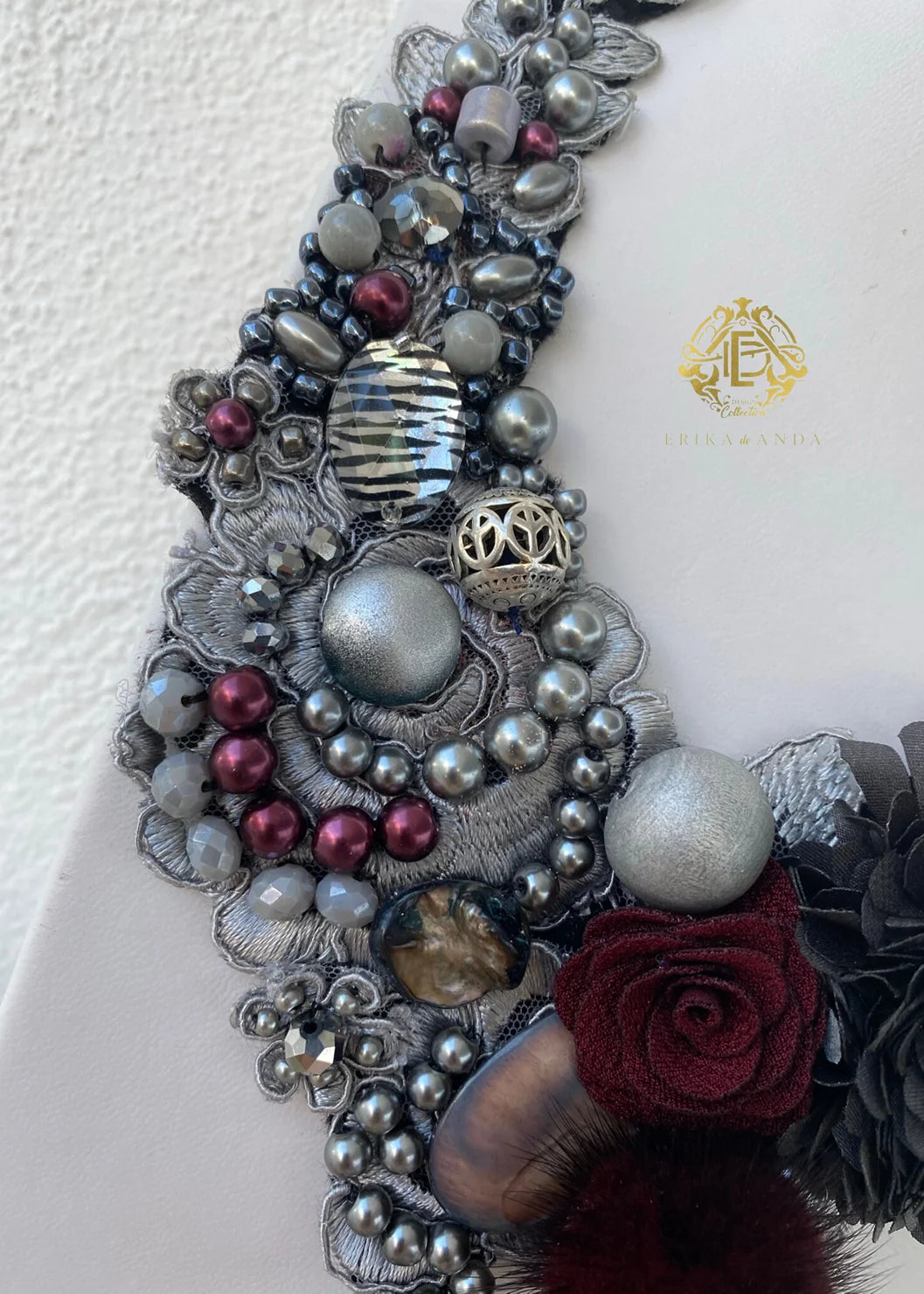 COLLAR CON POMPÓN Y PERLAS CON ARETES