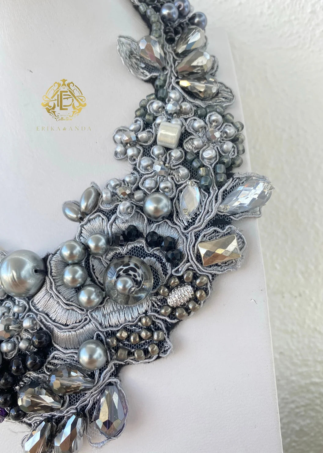 COLLAR DE PERLAS PLATEADO CON ARETES