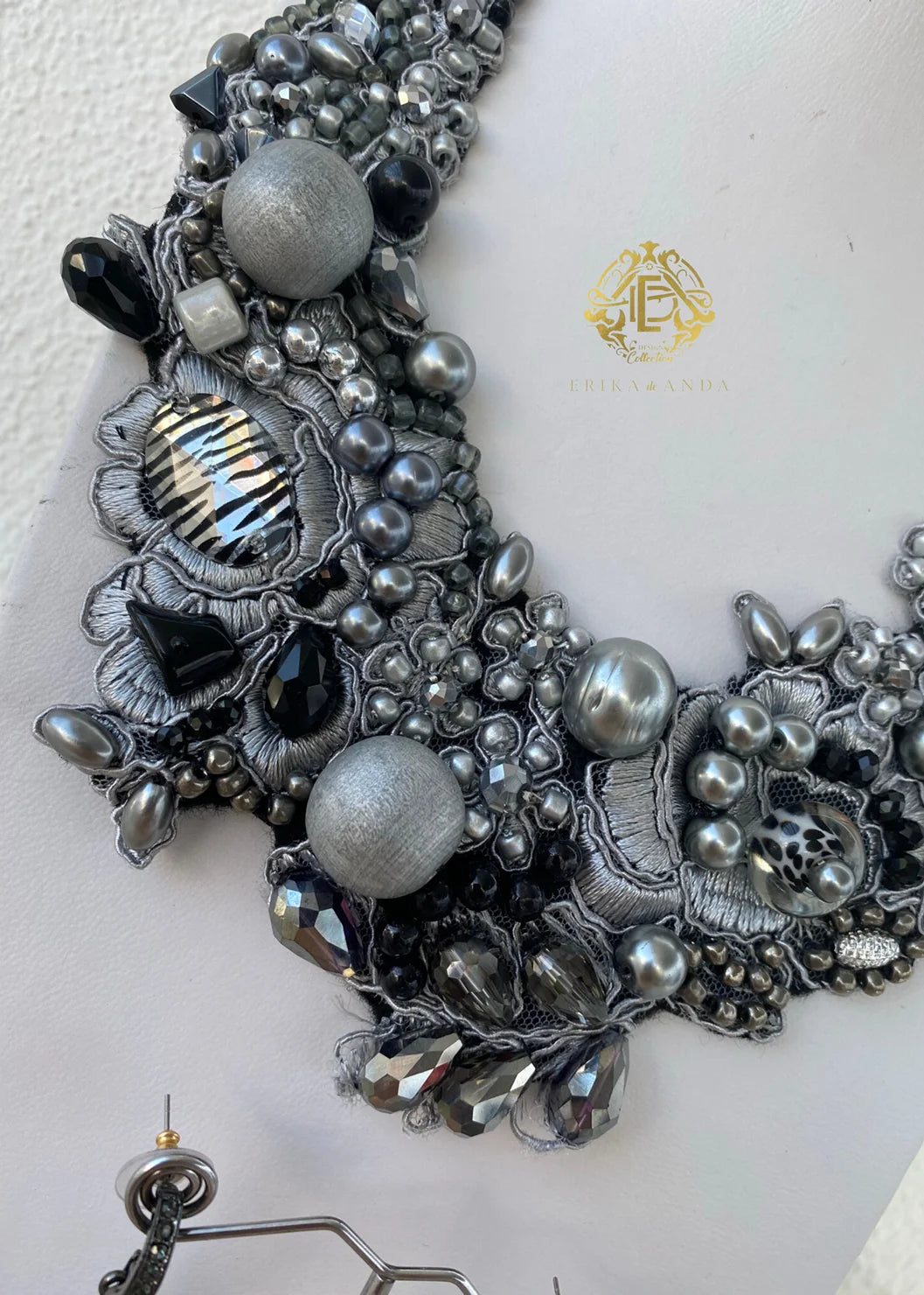 COLLAR DE PERLAS PLATEADO CON ARETES