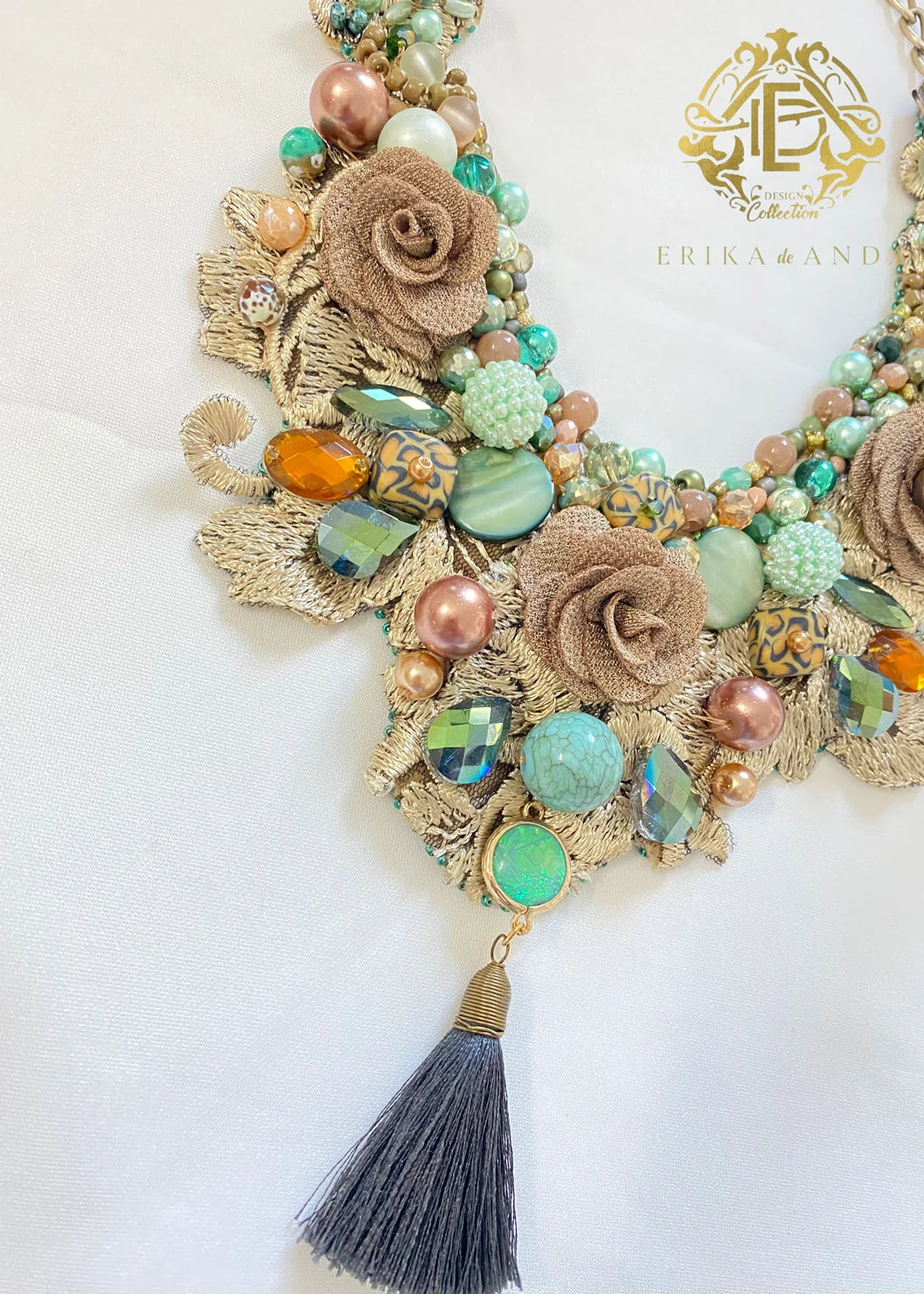 COLLAR CAFÉ CON FLORES DE CHIFON
