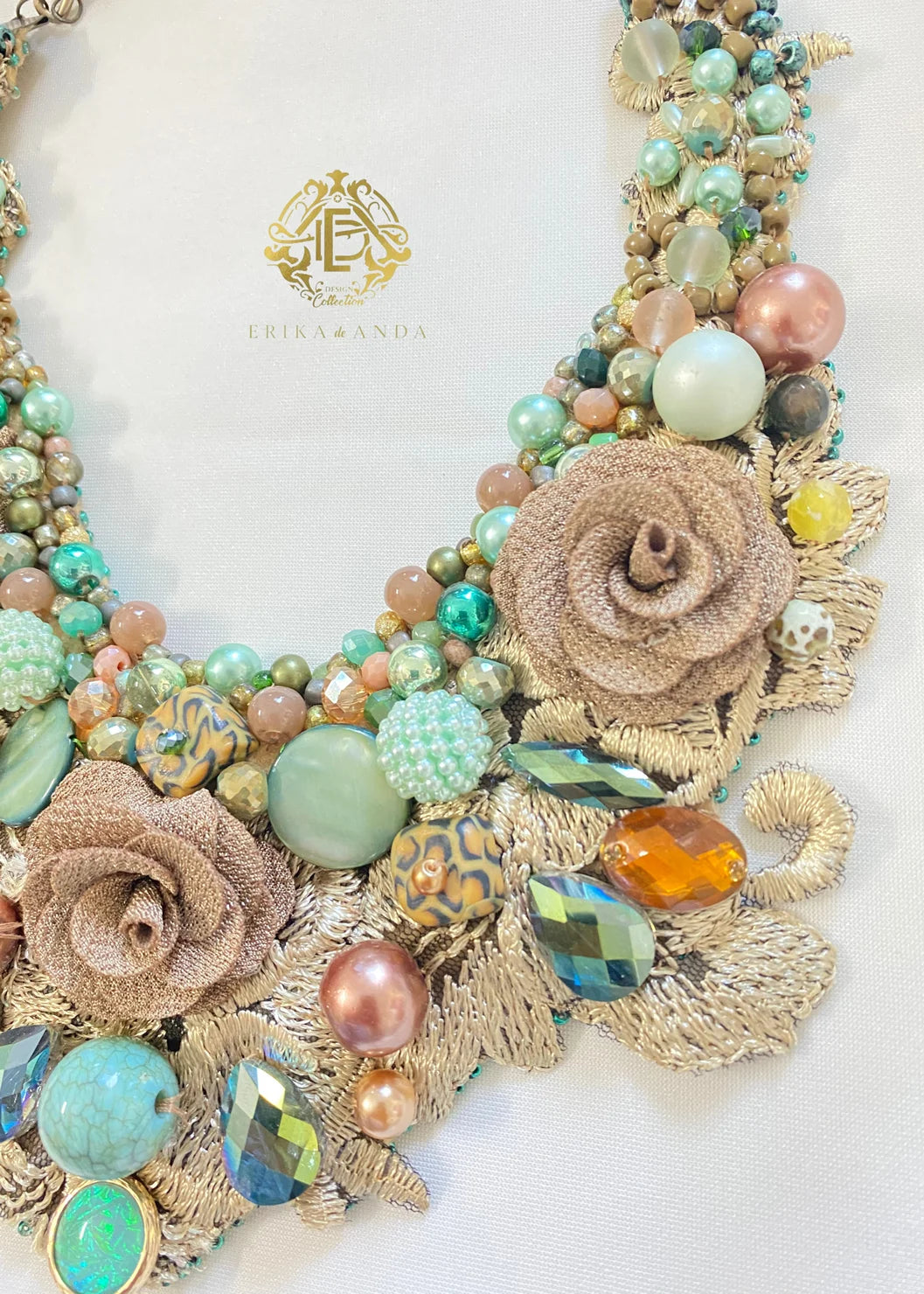 COLLAR CAFÉ CON FLORES DE CHIFON