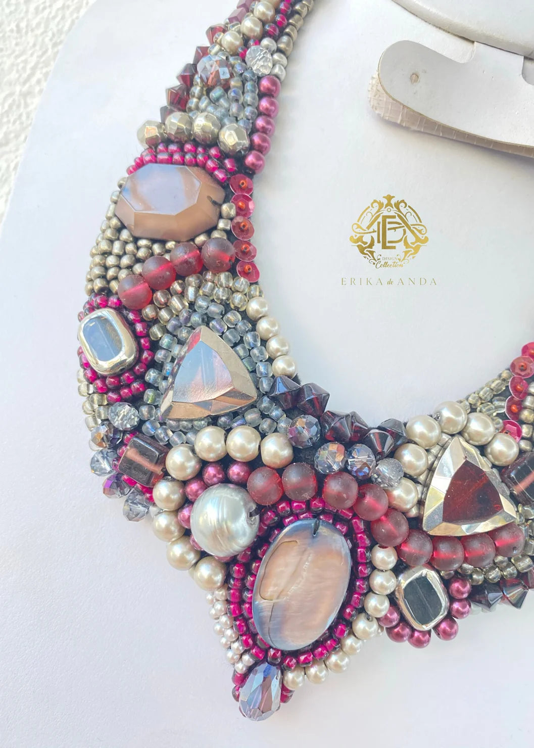 COLLAR VIOLETA CON PERLAS BLANCAS Y ARETES