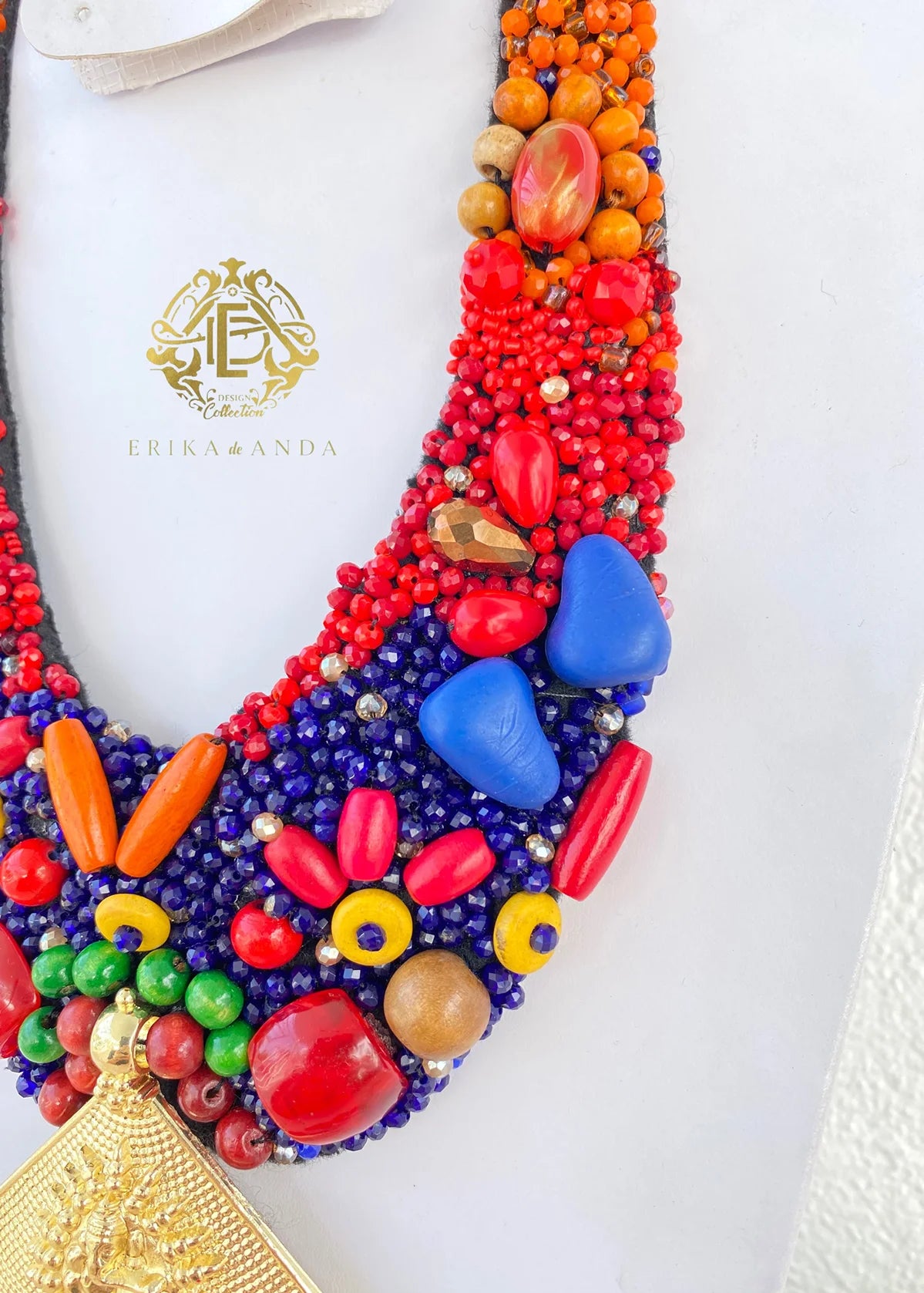 COLLAR DE TRIÁNGULO CON ARETES