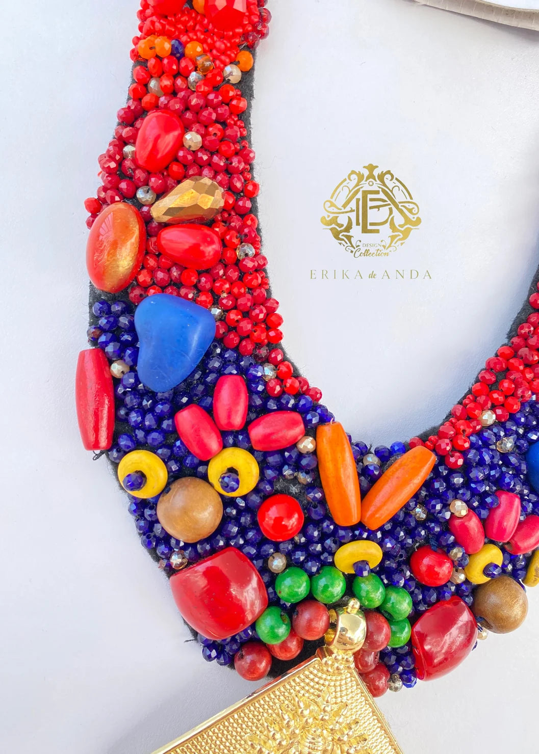COLLAR DE TRIÁNGULO CON ARETES
