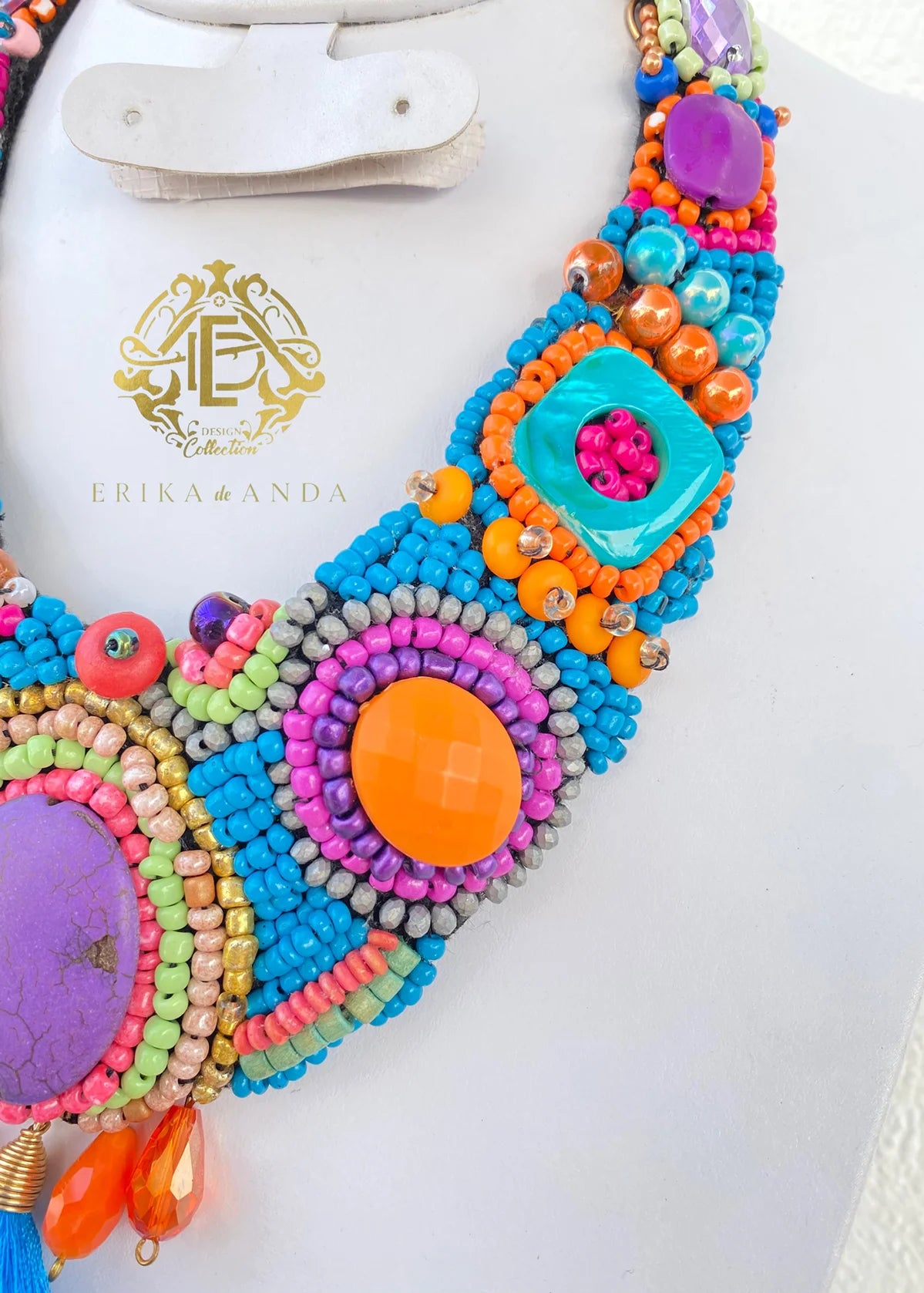 COLLAR DE MOTAS DE HILO CON ARETES